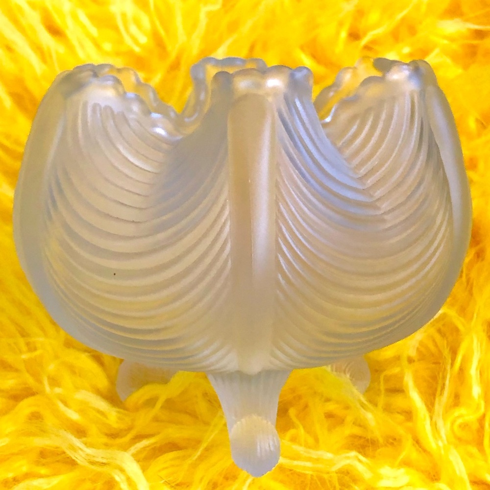 My ❤️ says silky glass Fenton bowl❣️